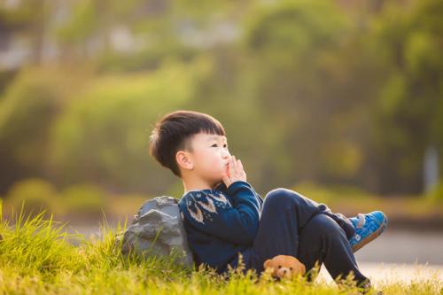 生活中怎么对待抽动症孩子