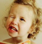 择思达斯|小孩子抽动症是什么原因引起的？
